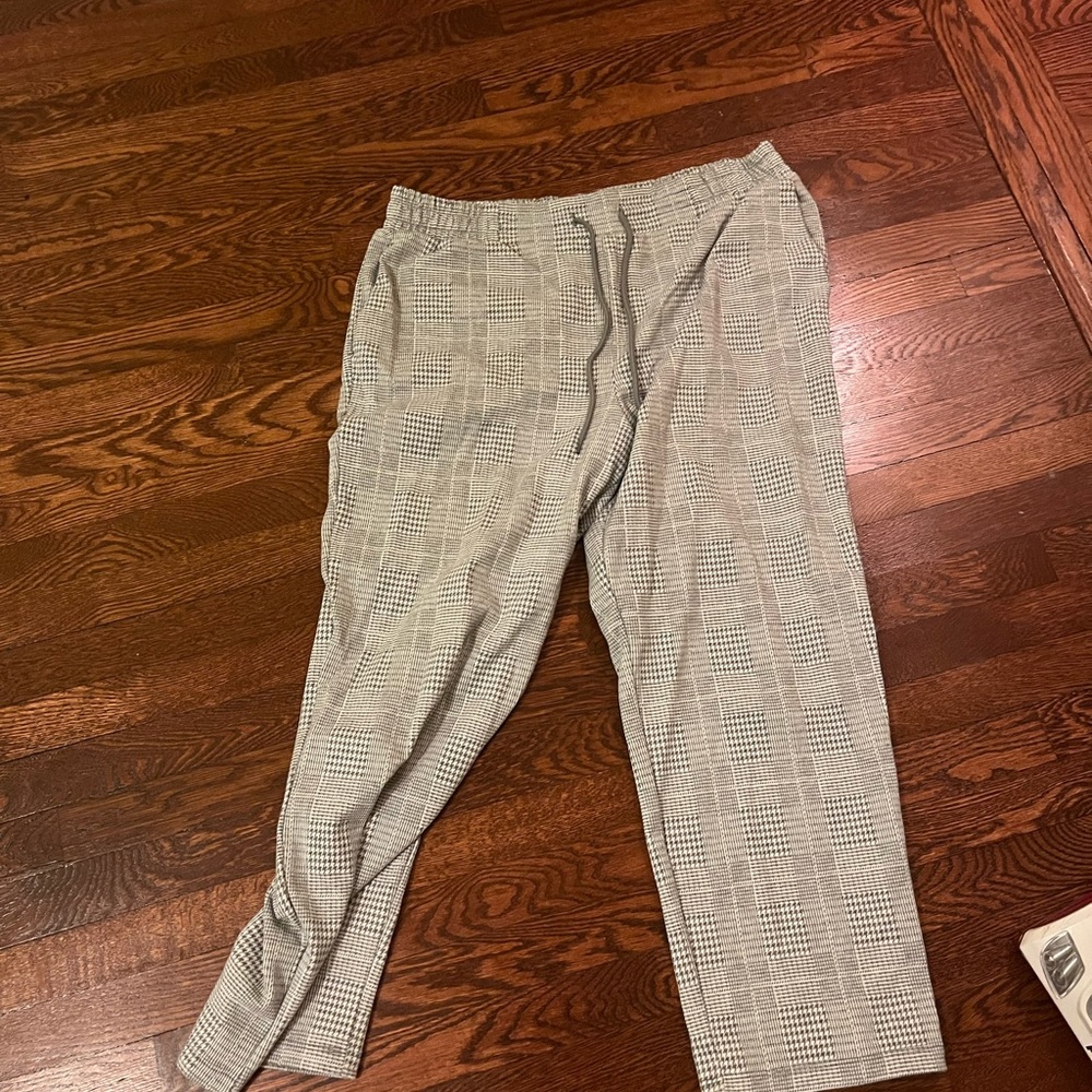 Gray and black patterned pants, tie is not functional